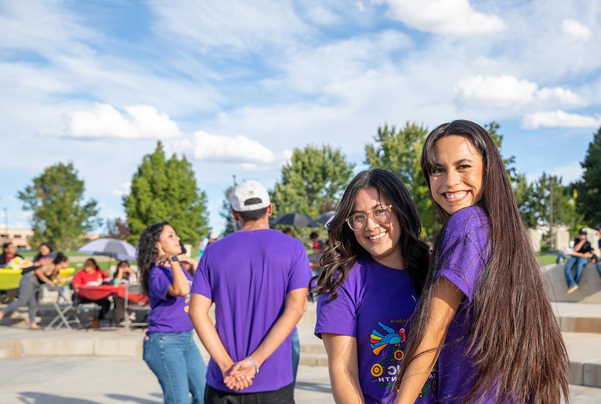 SJC Students at the fiesta at sunset smiling 和跳舞